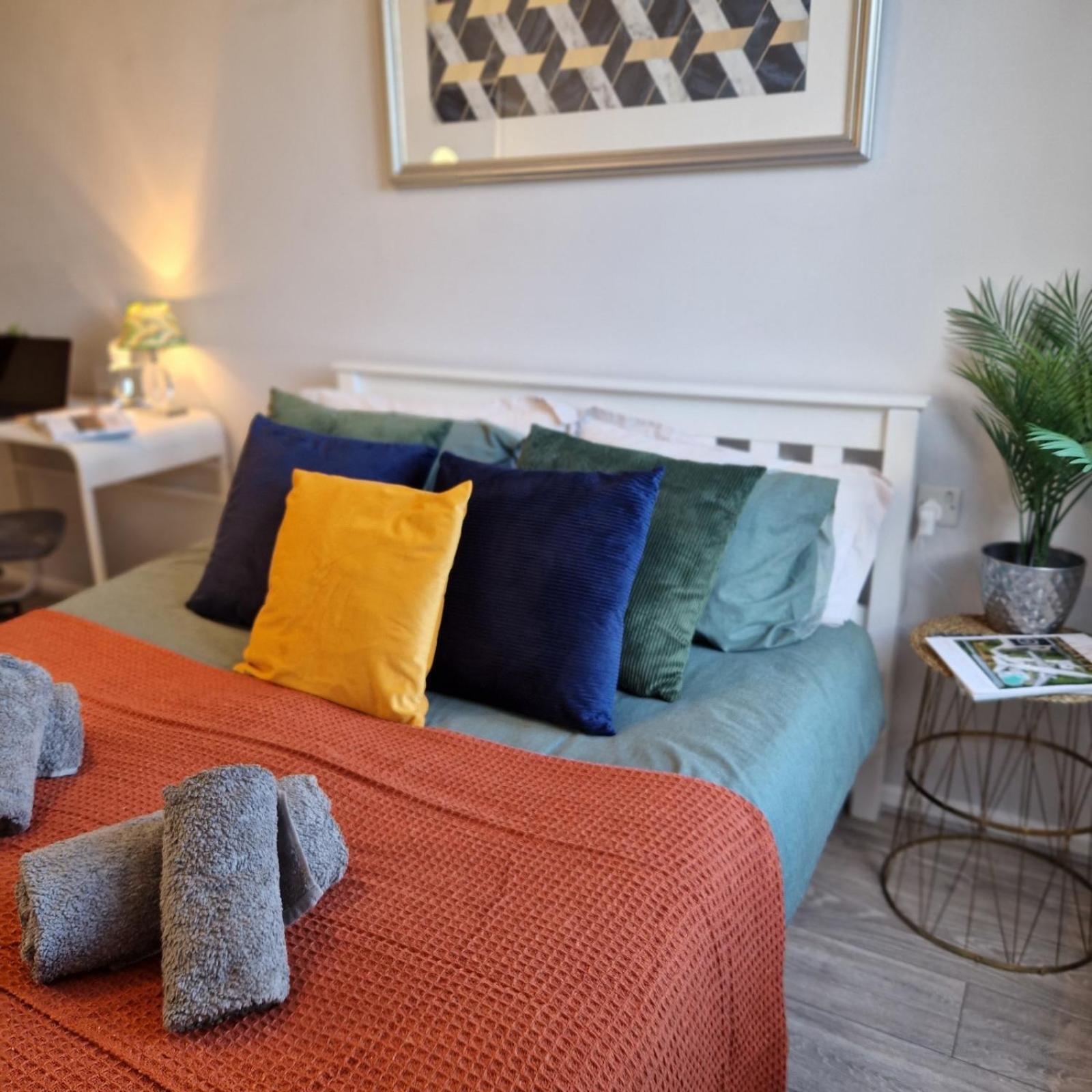 New, Refurbished Modern & Spacious 1 Bed Flat Westfield Shepherd's Bush Free Wi-fi Super King Bed Apartment *