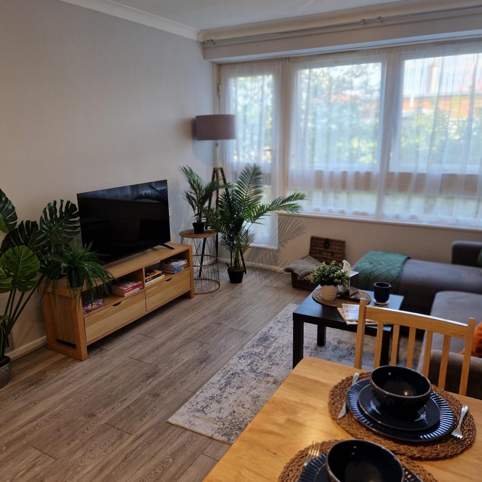 New, Refurbished Modern & Spacious 1 Bed Flat Westfield Shepherd's Bush Free Wi-fi Super King Bed Apartment