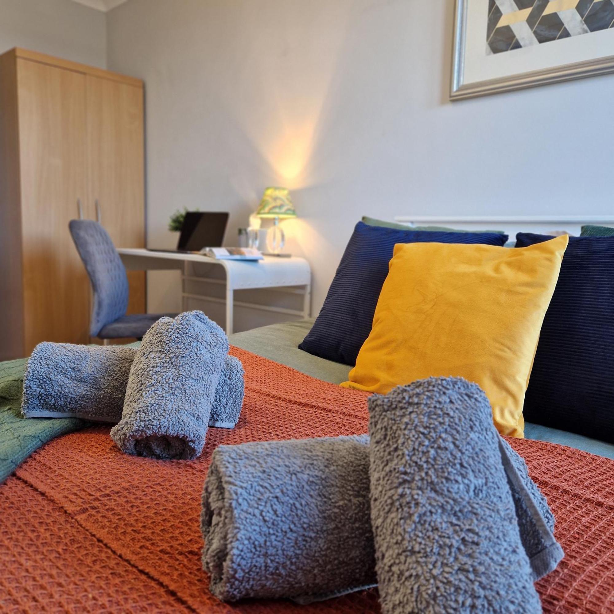 New, Refurbished Modern & Spacious 1 Bed Flat Westfield Shepherd's Bush Free Wi-fi Super King Bed Apartment London