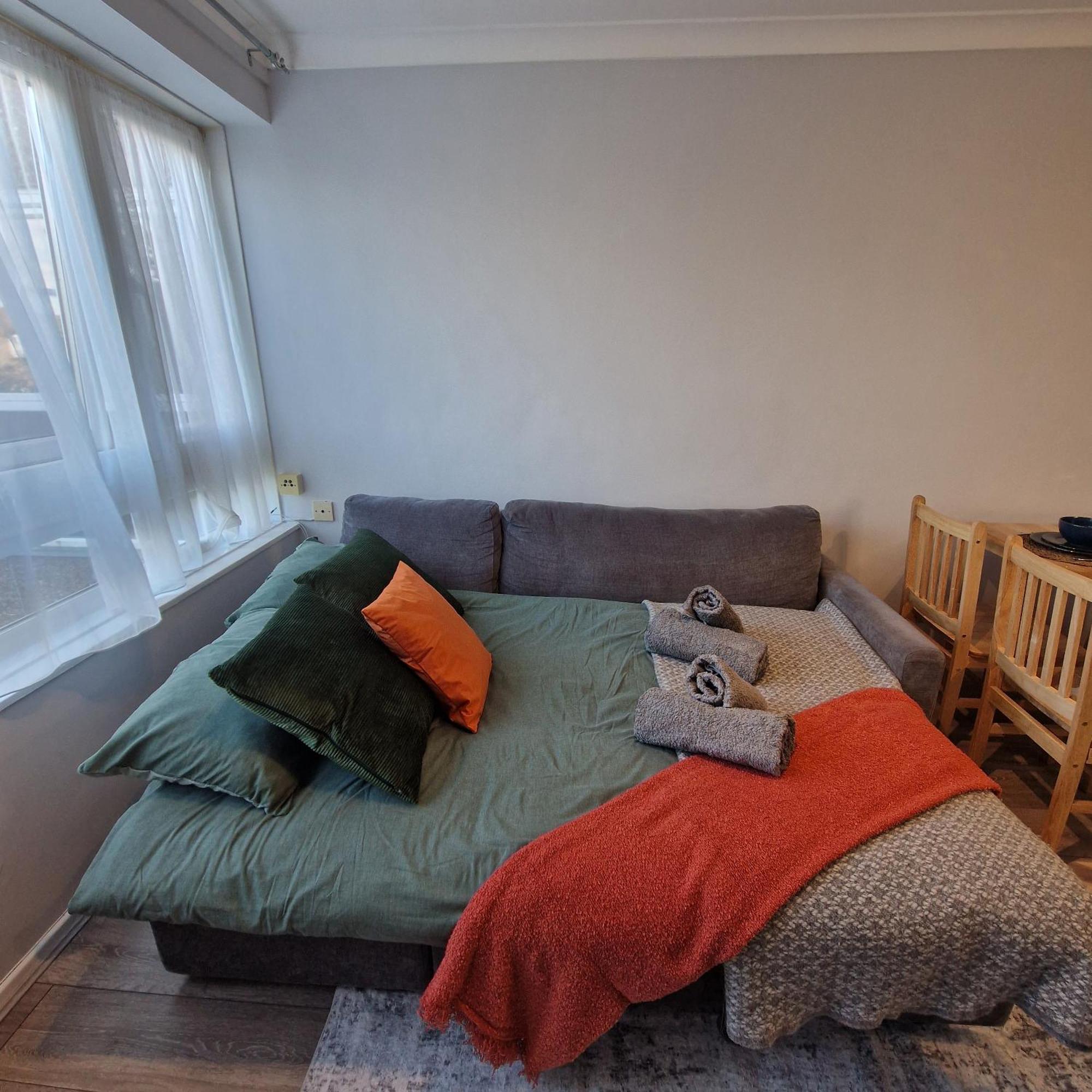 New, Refurbished Modern & Spacious 1 Bed Flat Westfield Shepherd's Bush Free Wi-fi Super King Bed *