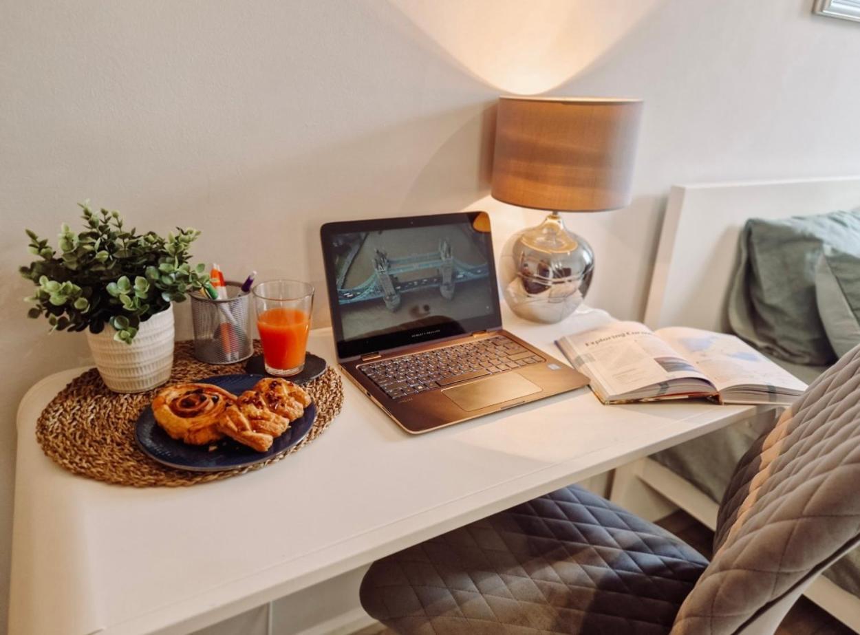 New, Refurbished Modern & Spacious 1 Bed Flat Westfield Shepherd's Bush Free Wi-fi Super King Bed *